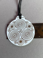 Amulett – Ich bin – Merkaba – Triskele weiß mit zinnlegiert ca. 48mmx52 mm – Produktansicht 1