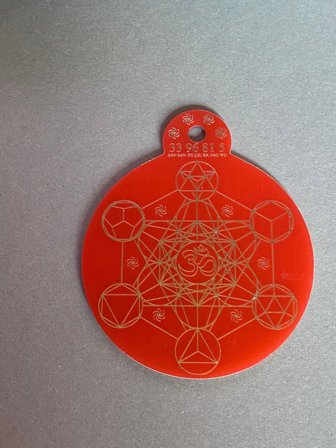 Anhänger Metatron rot, zinnlegiert ca. 52 mm x 62 mm – Produktansicht 1