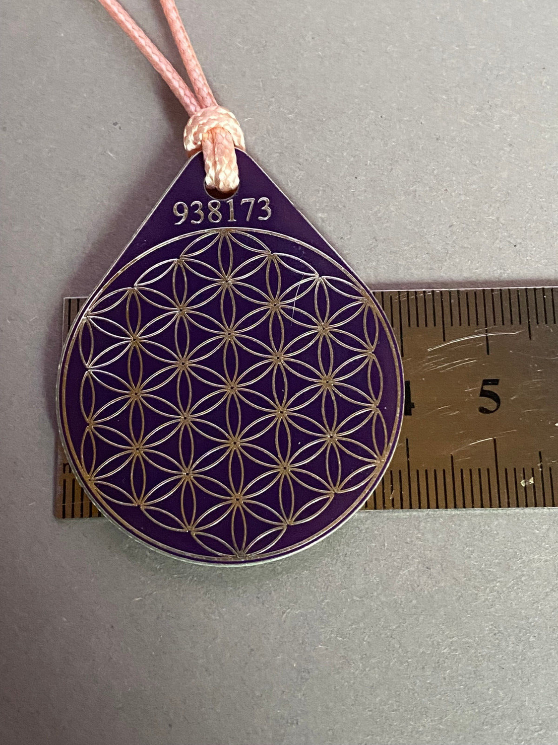 Anhänger Blume des Lebens – Bifilar Spule, flieder lila, ca. 40 mm x 48 mm, zinnlegiert – Produktansicht 1
