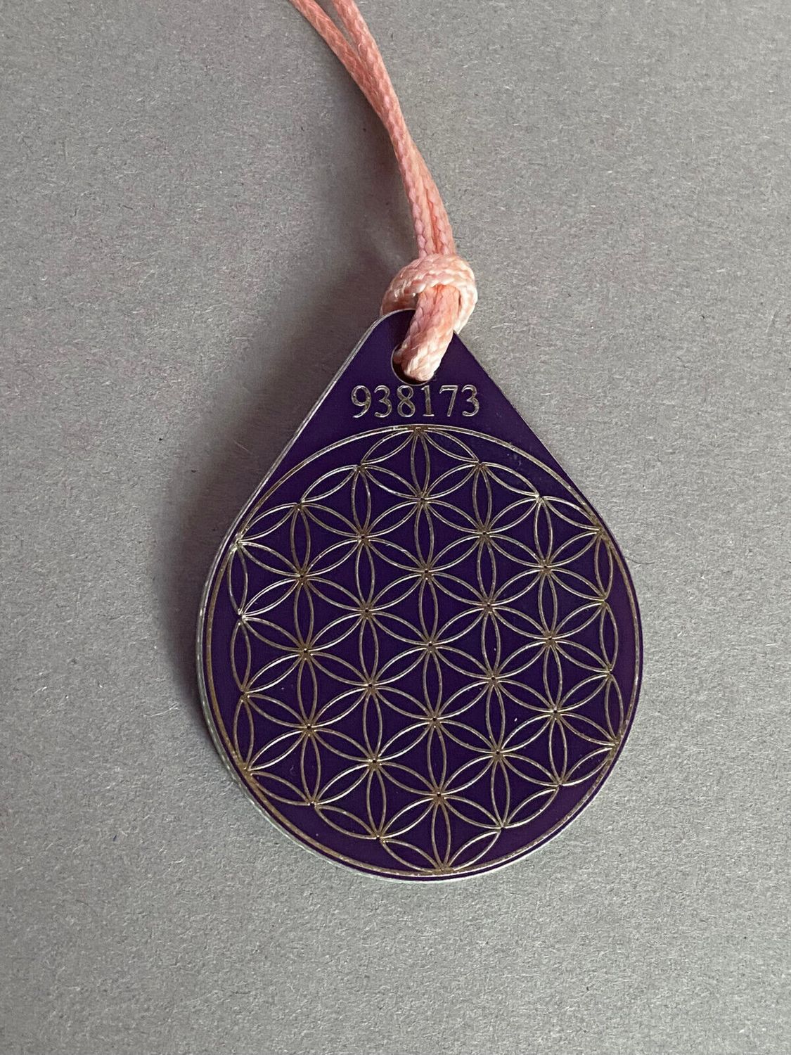 Anhänger Blume des Lebens – Bifilar Spule, flieder lila, ca. 40 mm x 48 mm, zinnlegiert – Produktansicht 1