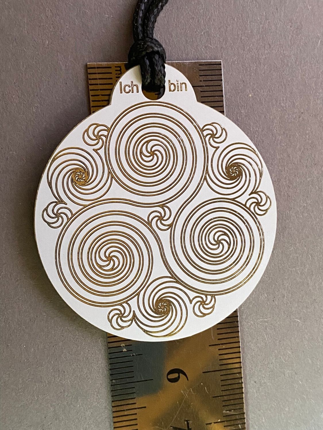 Amulett – Ich bin – Merkaba – Triskele weiß mit zinnlegiert ca. 48mmx52 mm – Produktansicht 1
