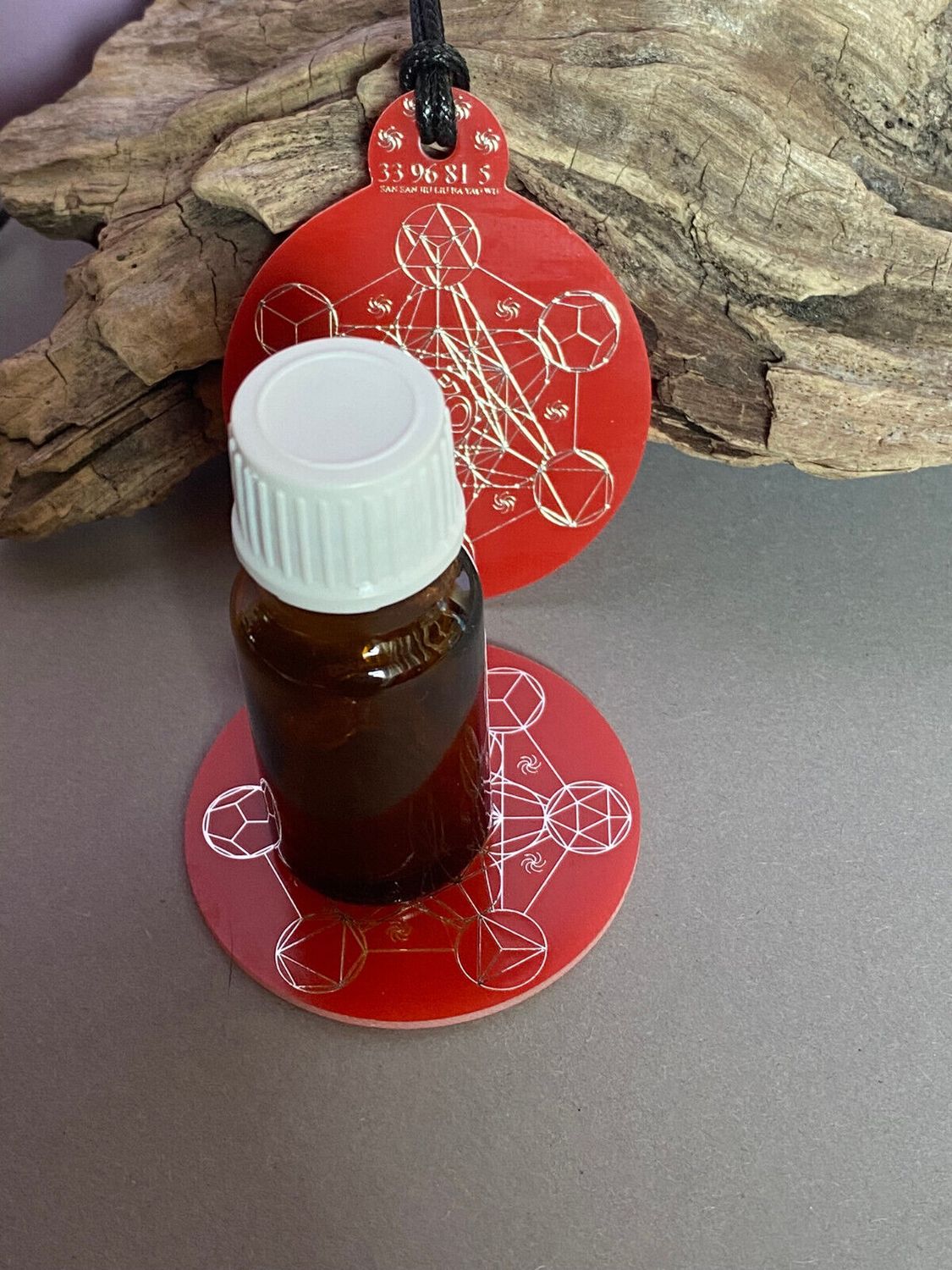 Anhänger Metatron rot, zinnlegiert ca. 52 mm x 62 mm – Produktansicht 1