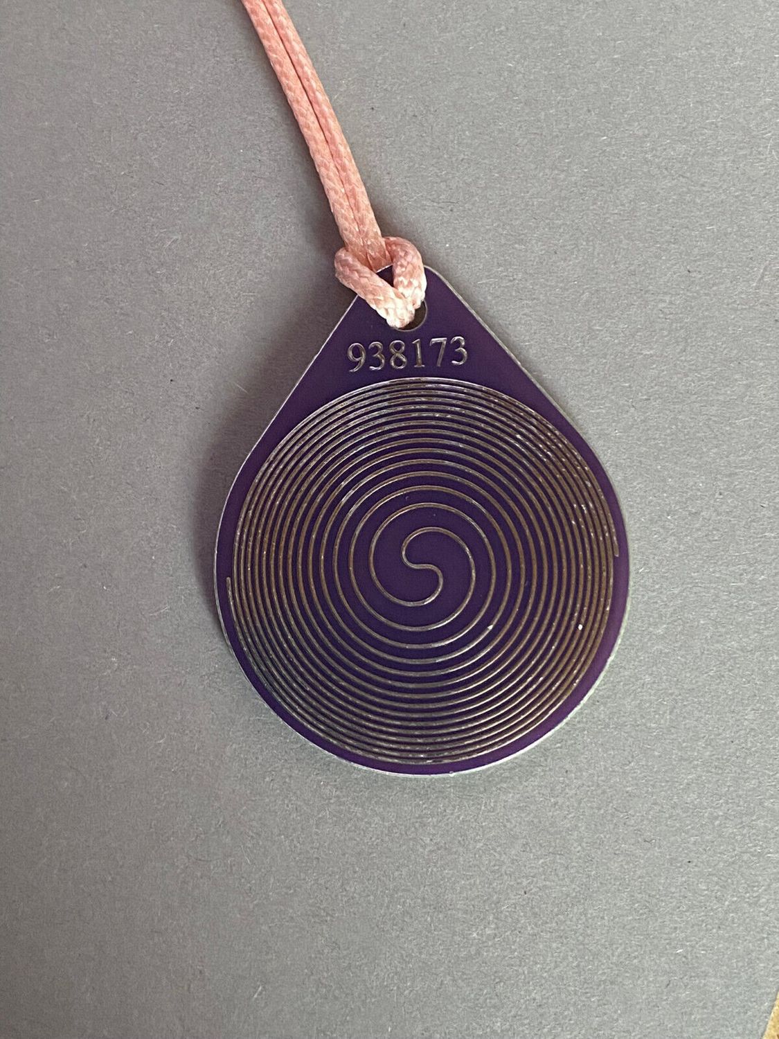 Anhänger Blume des Lebens – Bifilar Spule, flieder lila, ca. 40 mm x 48 mm, zinnlegiert – Produktansicht 1