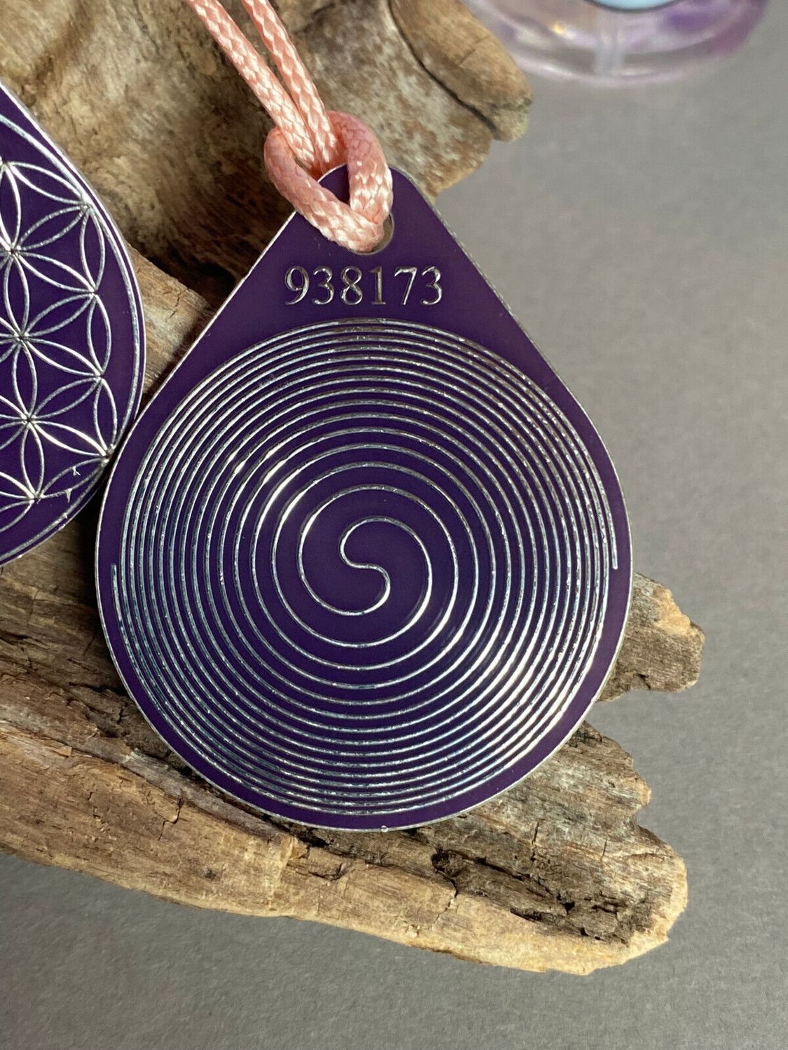 Anhänger Blume des Lebens – Bifilar Spule, flieder lila, ca. 40 mm x 48 mm, zinnlegiert – Produktansicht 1