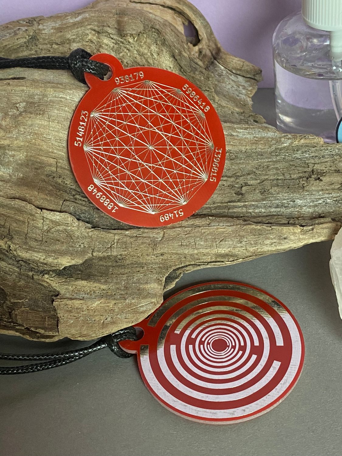 Amulett – Disc ca. 48x58 mm – Lakhovsky MWO + Dodecagram – 58 mm / zinnlegiert / rot – Produktansicht 1