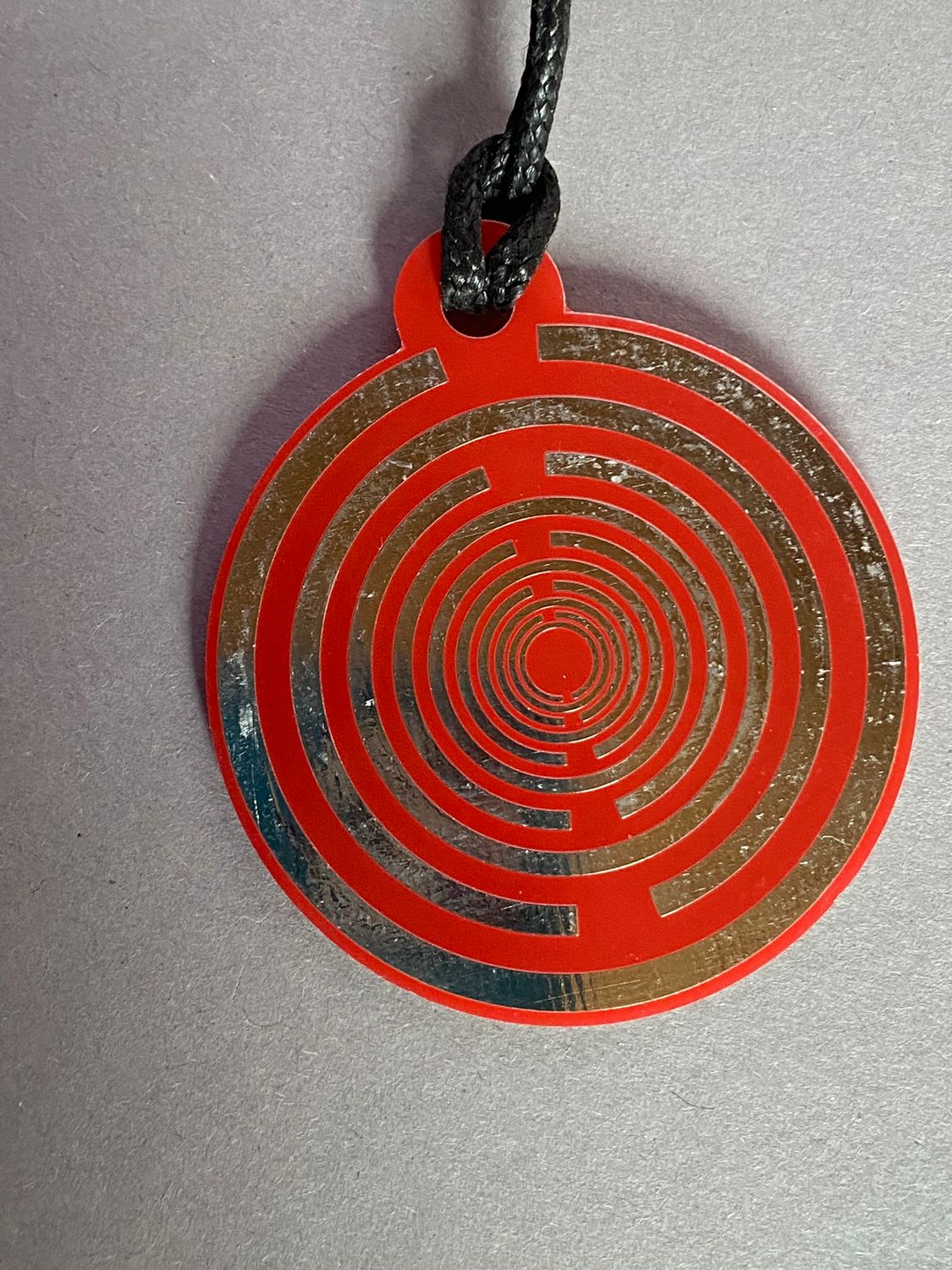Amulett – Disc ca. 48x58 mm – Lakhovsky MWO + Dodecagram – 58 mm / zinnlegiert / rot – Produktansicht 1