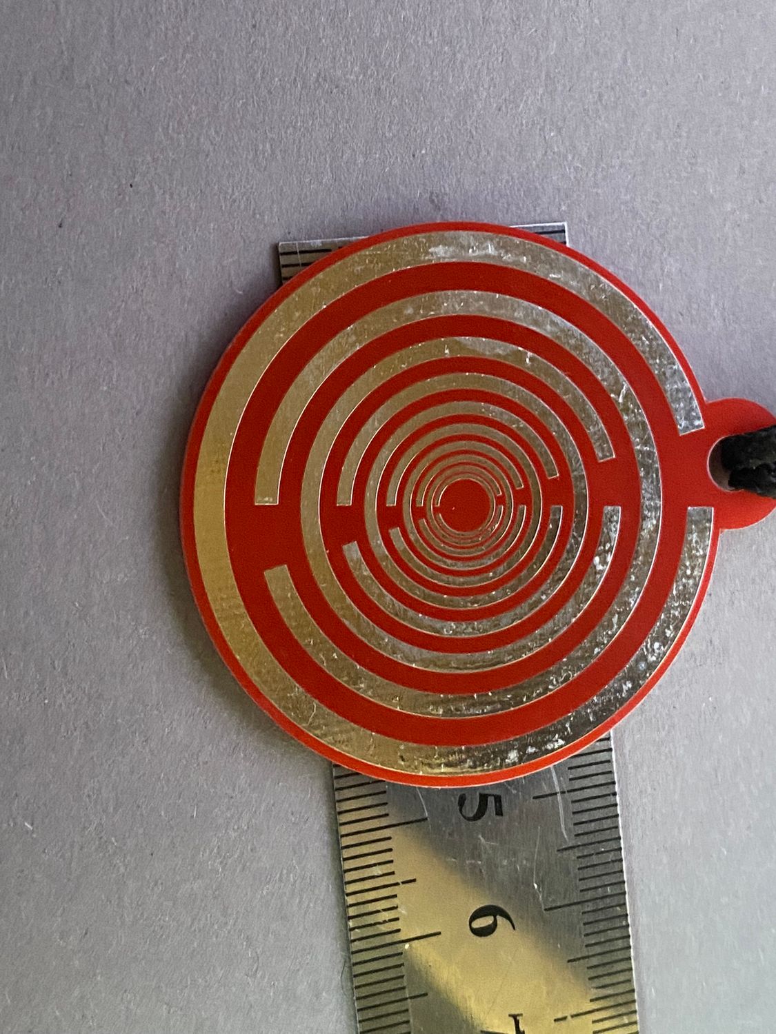 Amulett – Disc ca. 48x58 mm – Lakhovsky MWO + Dodecagram – 58 mm / zinnlegiert / rot – Produktansicht 1