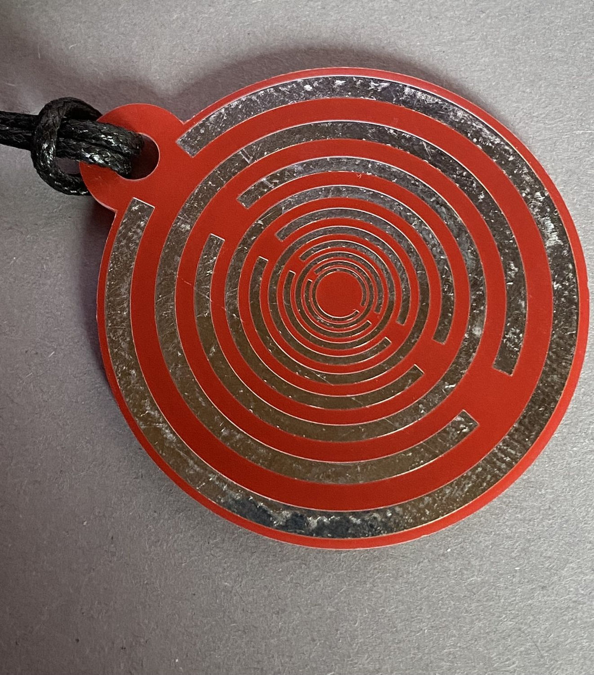 Amulett – Disc ca. 48x58 mm – Lakhovsky MWO + Dodecagram – 58 mm / zinnlegiert / rot – Produktansicht 1