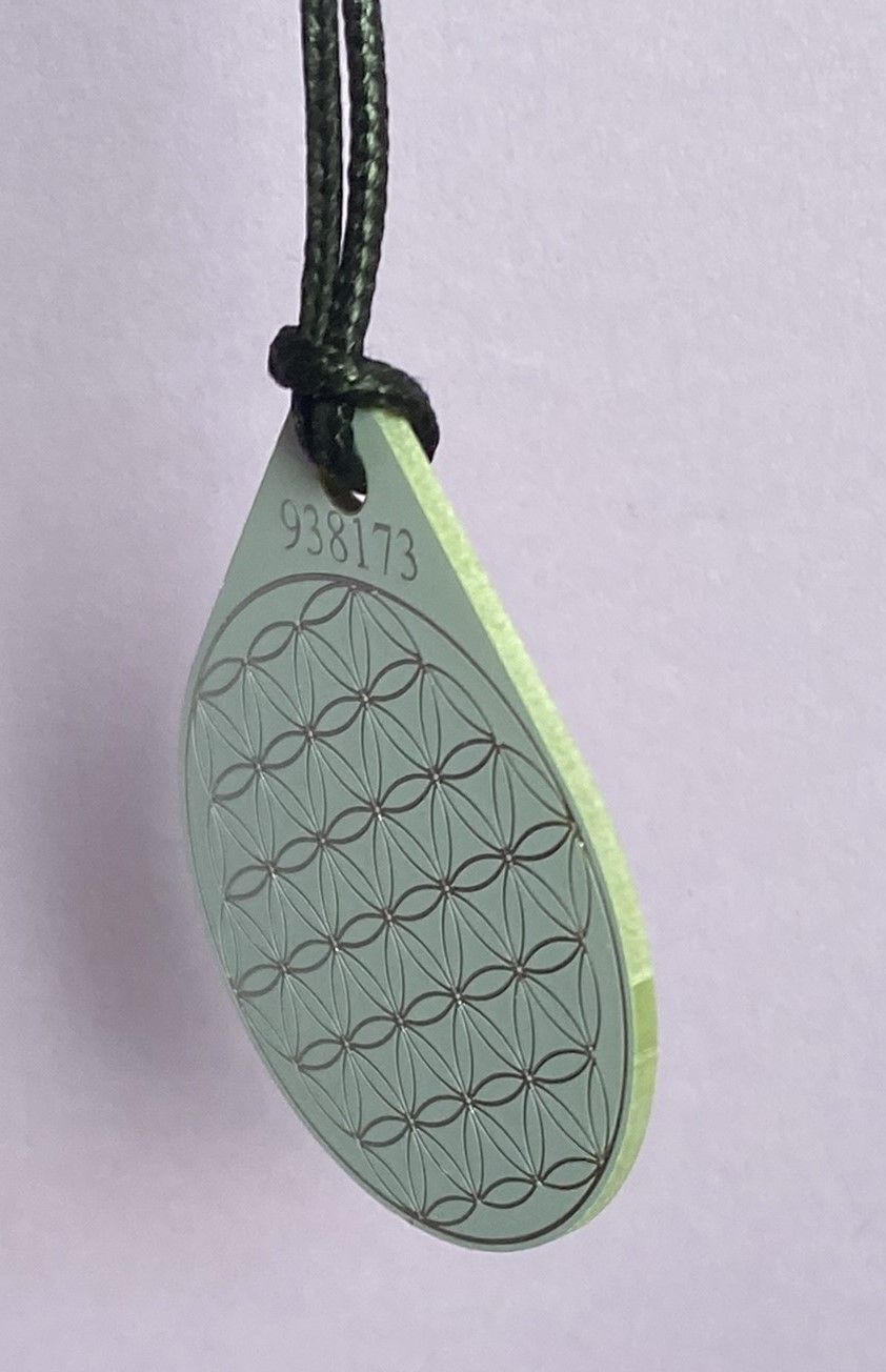 Anhänger Blume des Lebens – Bifilar Spule, ultraweis, ca. 40 mm x 48 mm, zinnlegiert – Produktansicht 1