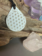 Anhänger Blume des Lebens – Bifilar Spule, ultraweis, ca. 40 mm x 48 mm, zinnlegiert – Produktansicht 1