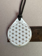 Anhänger Blume des Lebens – Bifilar Spule, ultraweis, ca. 40 mm x 48 mm, zinnlegiert – Produktansicht 1