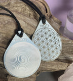 Anhänger Blume des Lebens – Bifilar Spule, ultraweis, ca. 40 mm x 48 mm, zinnlegiert – Produktansicht 1