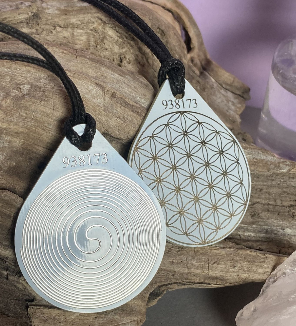Anhänger Blume des Lebens – Bifilar Spule, ultraweis, ca. 40 mm x 48 mm, zinnlegiert – Produktansicht 1