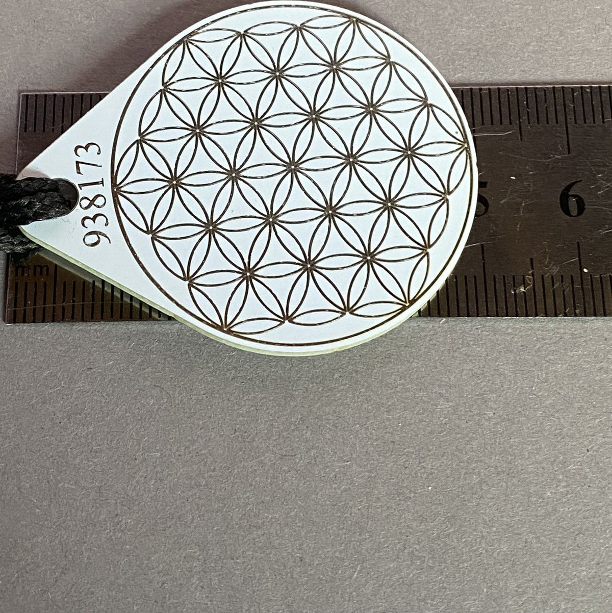 Anhänger Blume des Lebens – Bifilar Spule, ultraweis, ca. 40 mm x 48 mm, zinnlegiert – Produktansicht 1