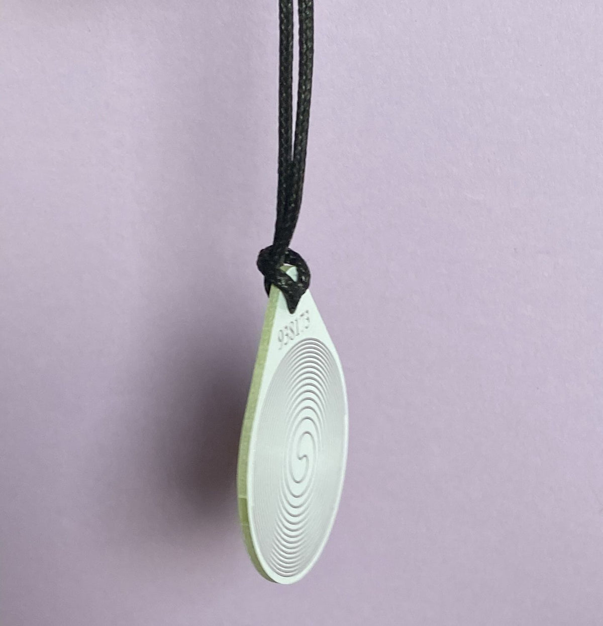 Anhänger Blume des Lebens – Bifilar Spule, ultraweis, ca. 40 mm x 48 mm, zinnlegiert – Produktansicht 1