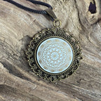 Amulett – Dodecagram als weisser 25 mm Coin – Dodecagram – 25 mm / goldlegiert / Fassung bronzefarben – Produktansicht 1