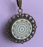 Amulett – Dodecagram als weisser 25 mm Coin – Dodecagram – 25 mm / goldlegiert / Fassung bronzefarben – Produktansicht 1