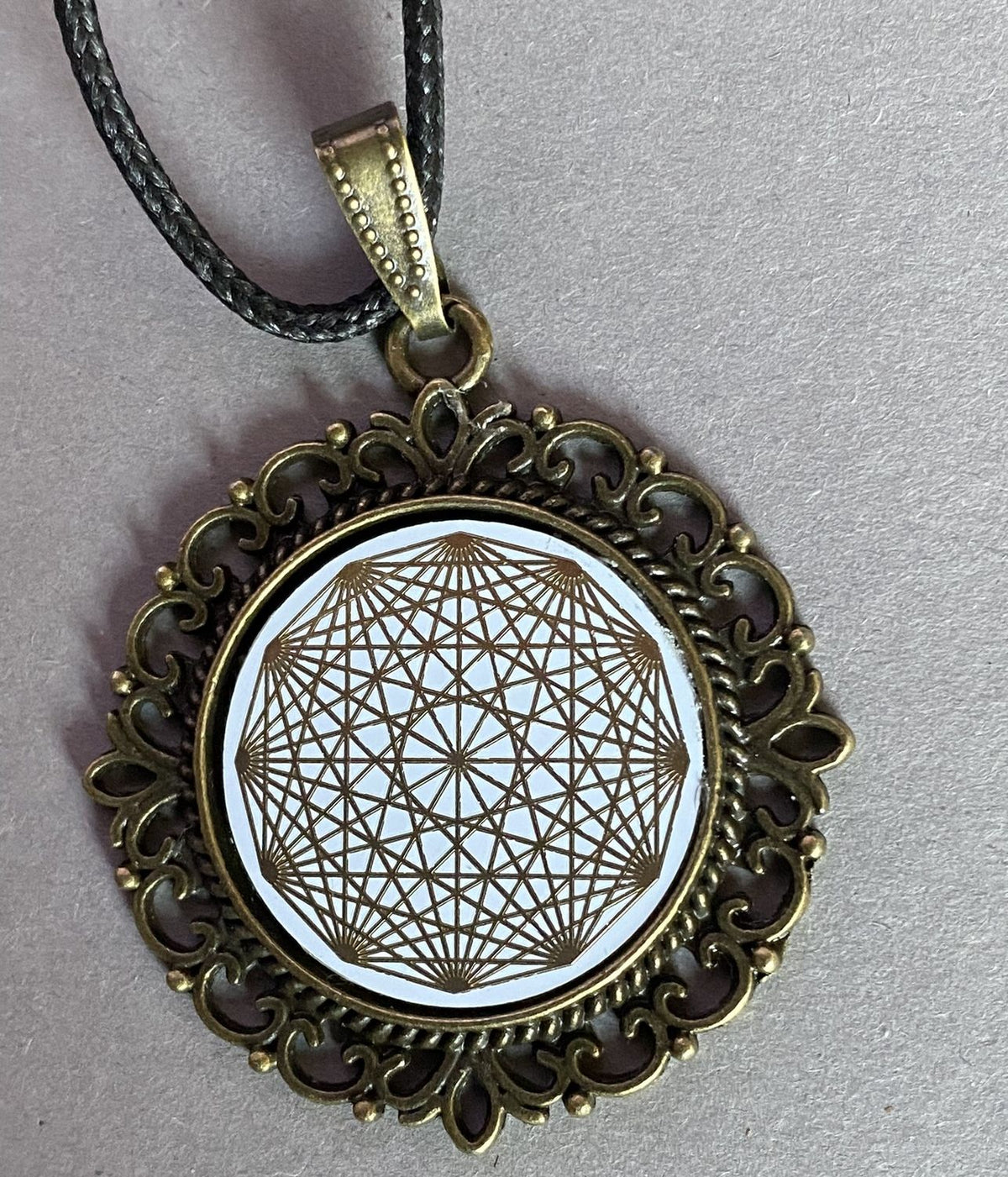 Amulett – Dodecagram als weisser 25 mm Coin – Dodecagram – 25 mm / goldlegiert / Fassung bronzefarben – Produktansicht 1