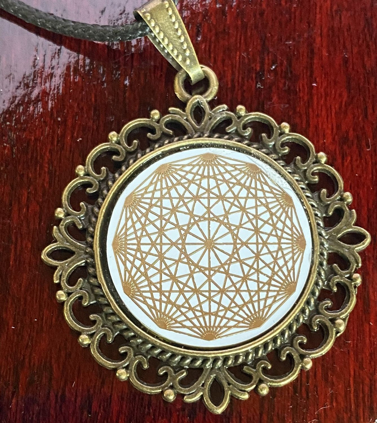 Amulett – Dodecagram als weisser 25 mm Coin – Dodecagram – 25 mm / goldlegiert / Fassung bronzefarben – Produktansicht 1