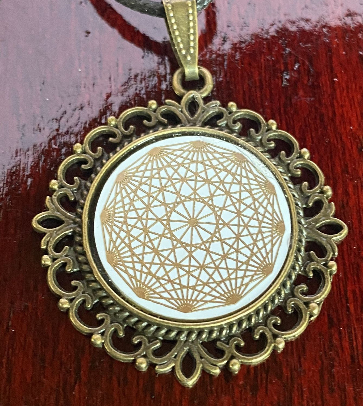 Amulett – Dodecagram als weisser 25 mm Coin – Dodecagram – 25 mm / goldlegiert / Fassung bronzefarben – Produktansicht 1
