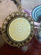 Amulett – Dodecagram als weisser 25 mm Coin – Dodecagram – 25 mm / goldlegiert / Fassung bronzefarben – Produktansicht 1