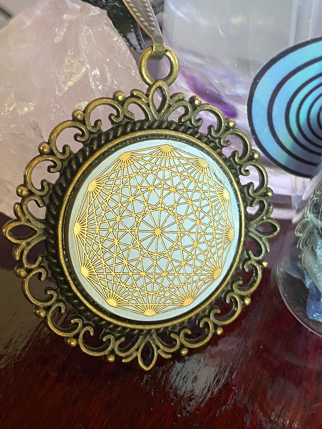 Amulett – Dodecagram als weisser 25 mm Coin – Dodecagram – 25 mm / goldlegiert / Fassung bronzefarben – Produktansicht 1