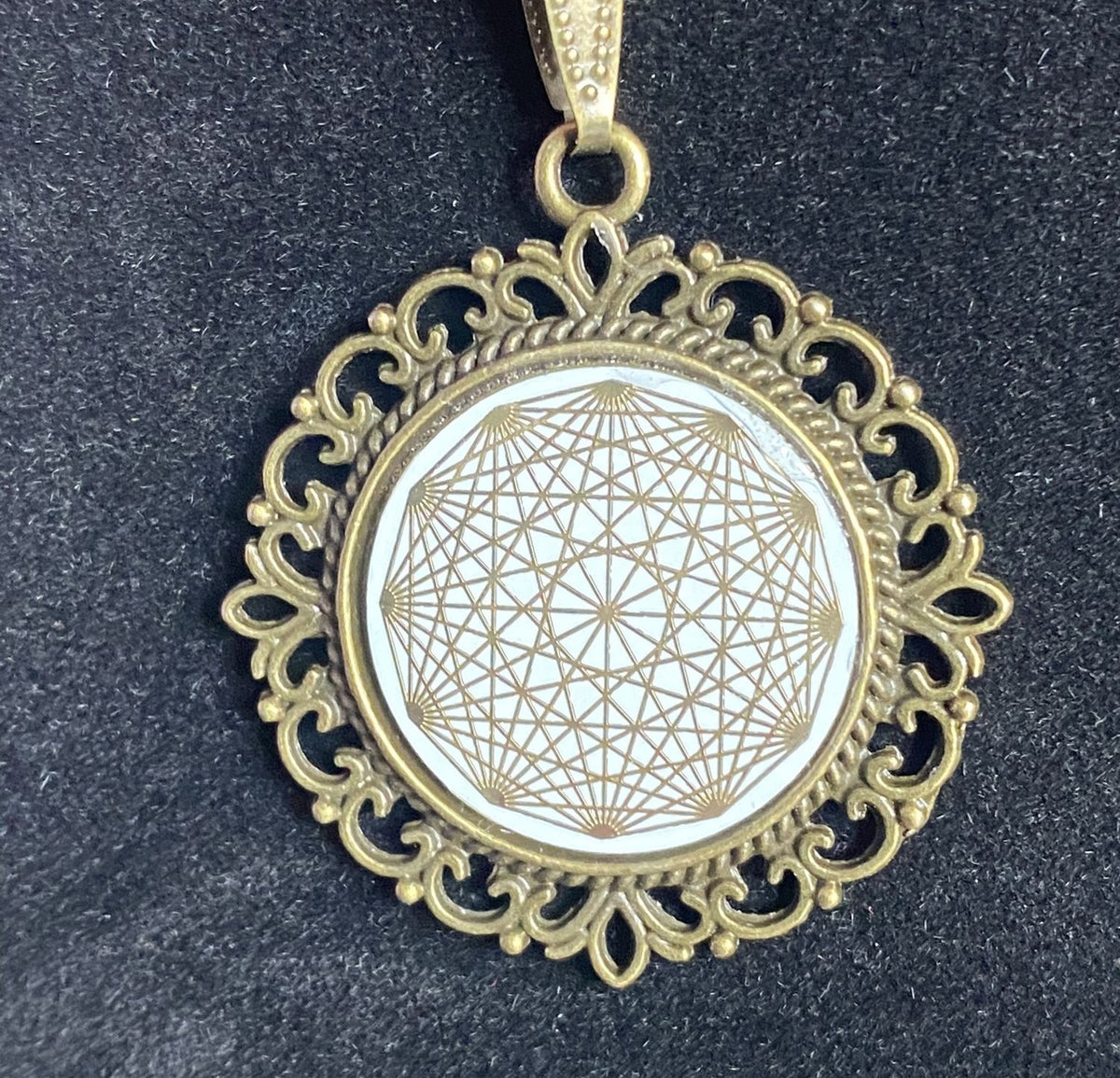 Amulett – Dodecagram als weisser 25 mm Coin – Dodecagram – 25 mm / goldlegiert / Fassung bronzefarben – Produktansicht 1