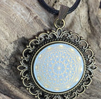 Amulett – Dodecagram als weisser 25 mm Coin – Dodecagram – 25 mm / goldlegiert / Fassung bronzefarben – Produktansicht 1
