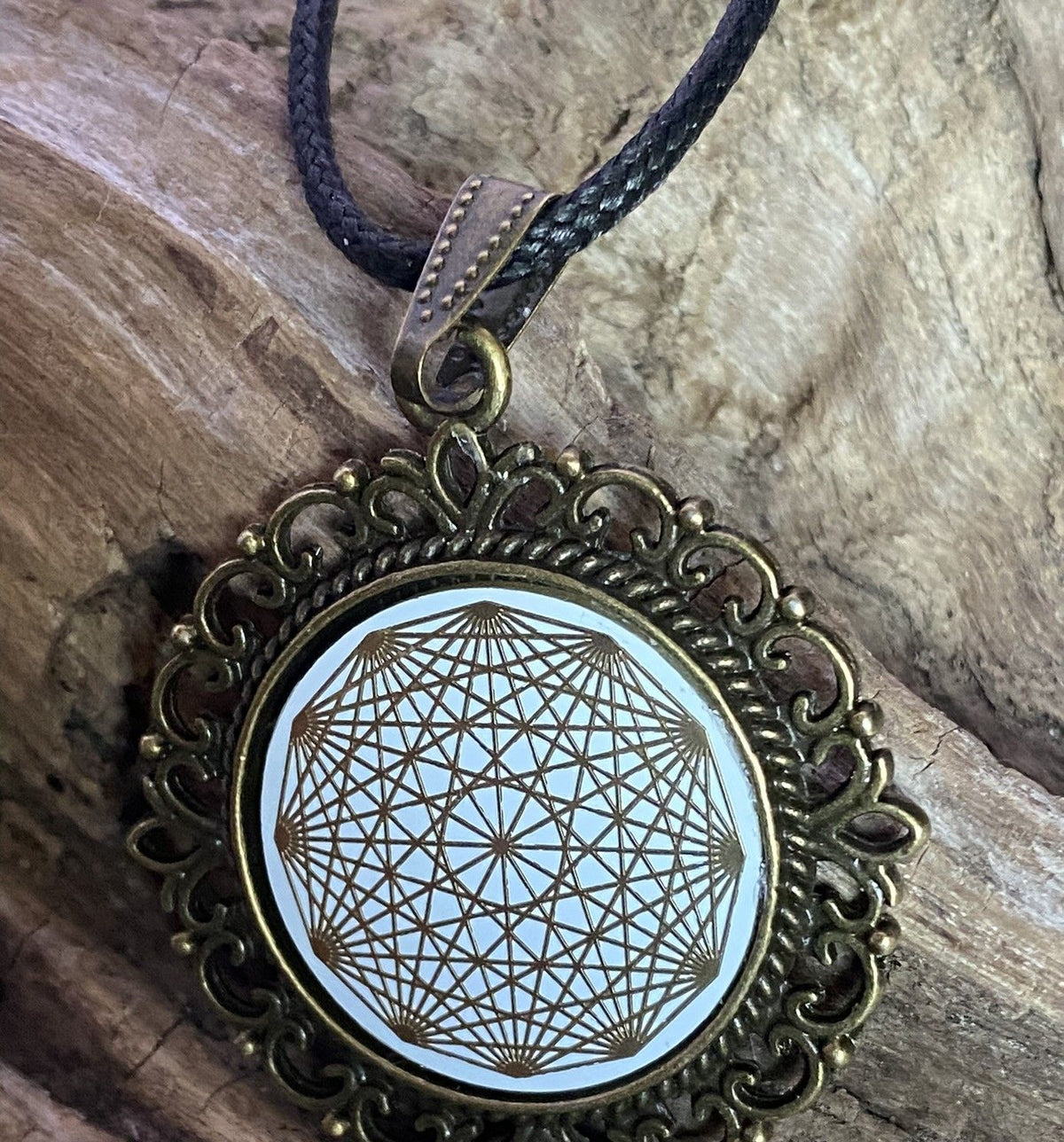 Amulett – Dodecagram als weisser 25 mm Coin – Dodecagram – 25 mm / goldlegiert / Fassung bronzefarben – Produktansicht 1