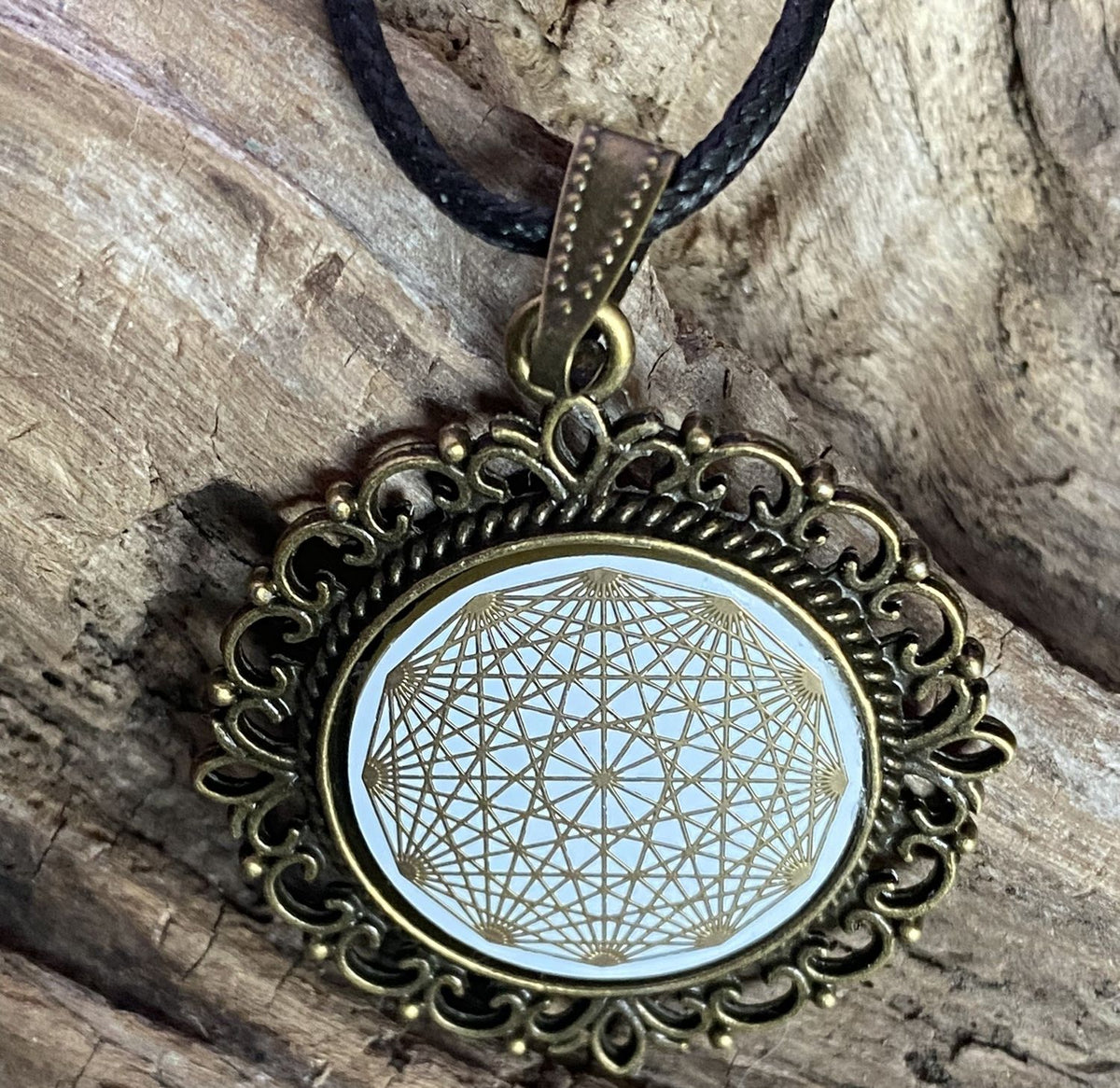 Amulett – Dodecagram als weisser 25 mm Coin – Dodecagram – 25 mm / goldlegiert / Fassung bronzefarben – Produktansicht 1