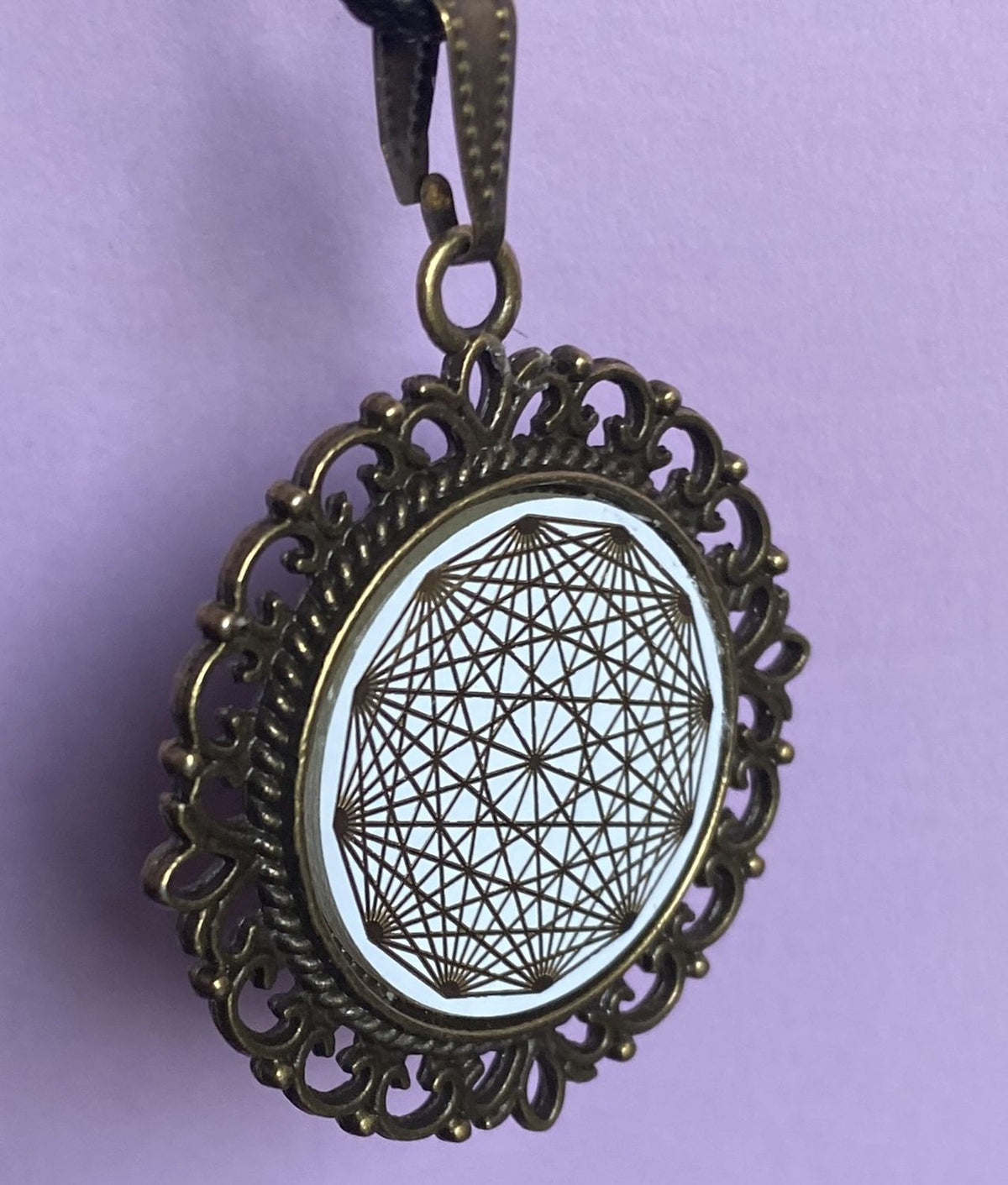Amulett – Dodecagram als weisser 25 mm Coin – Dodecagram – 25 mm / goldlegiert / Fassung bronzefarben – Produktansicht 1