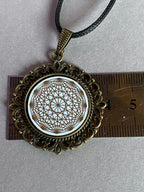 Amulett – Dodecagram als weisser 25 mm Coin – Dodecagram – 25 mm / goldlegiert / Fassung bronzefarben – Produktansicht 1