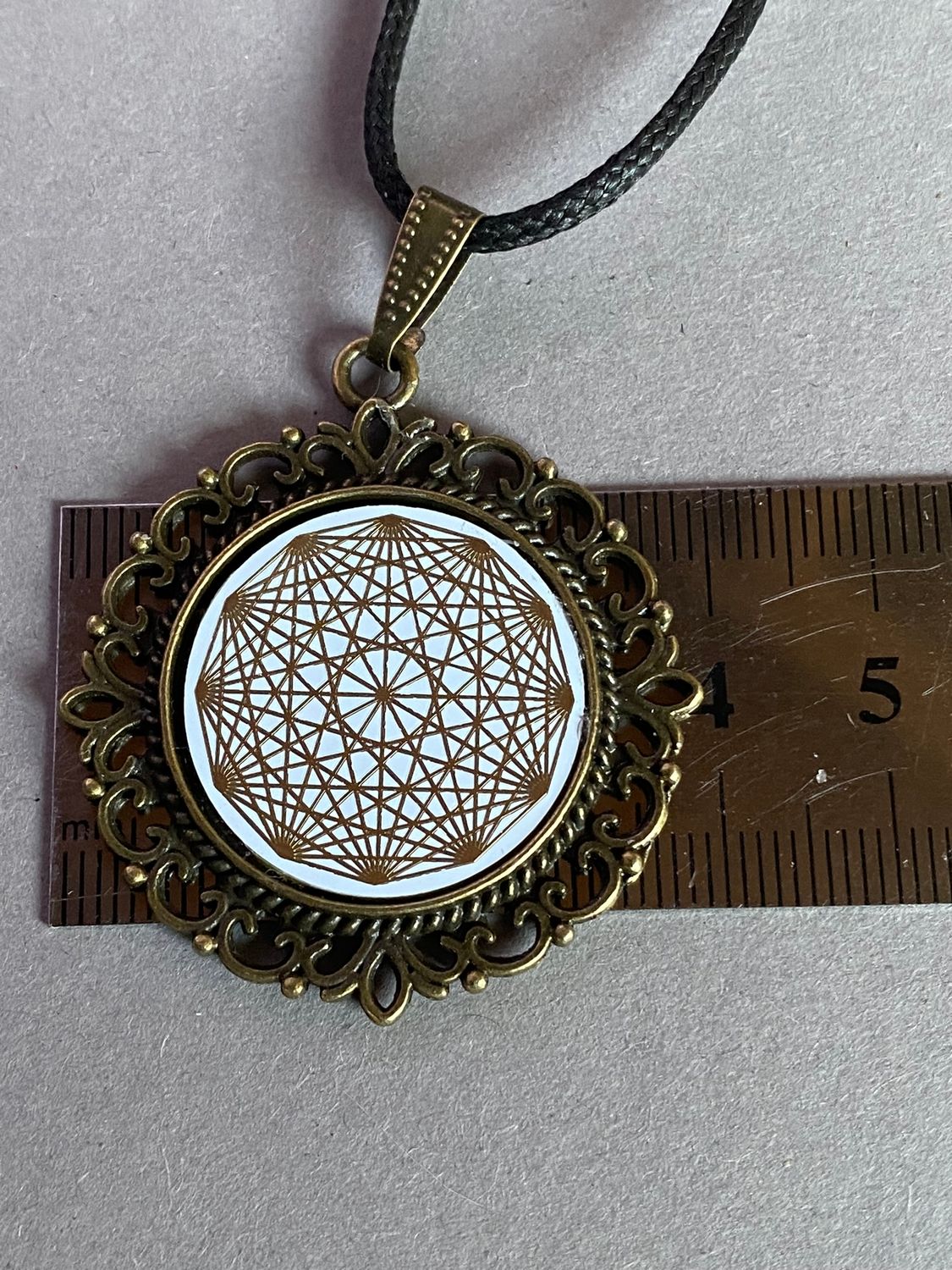 Amulett – Dodecagram als weisser 25 mm Coin – Dodecagram – 25 mm / goldlegiert / Fassung bronzefarben – Produktansicht 1