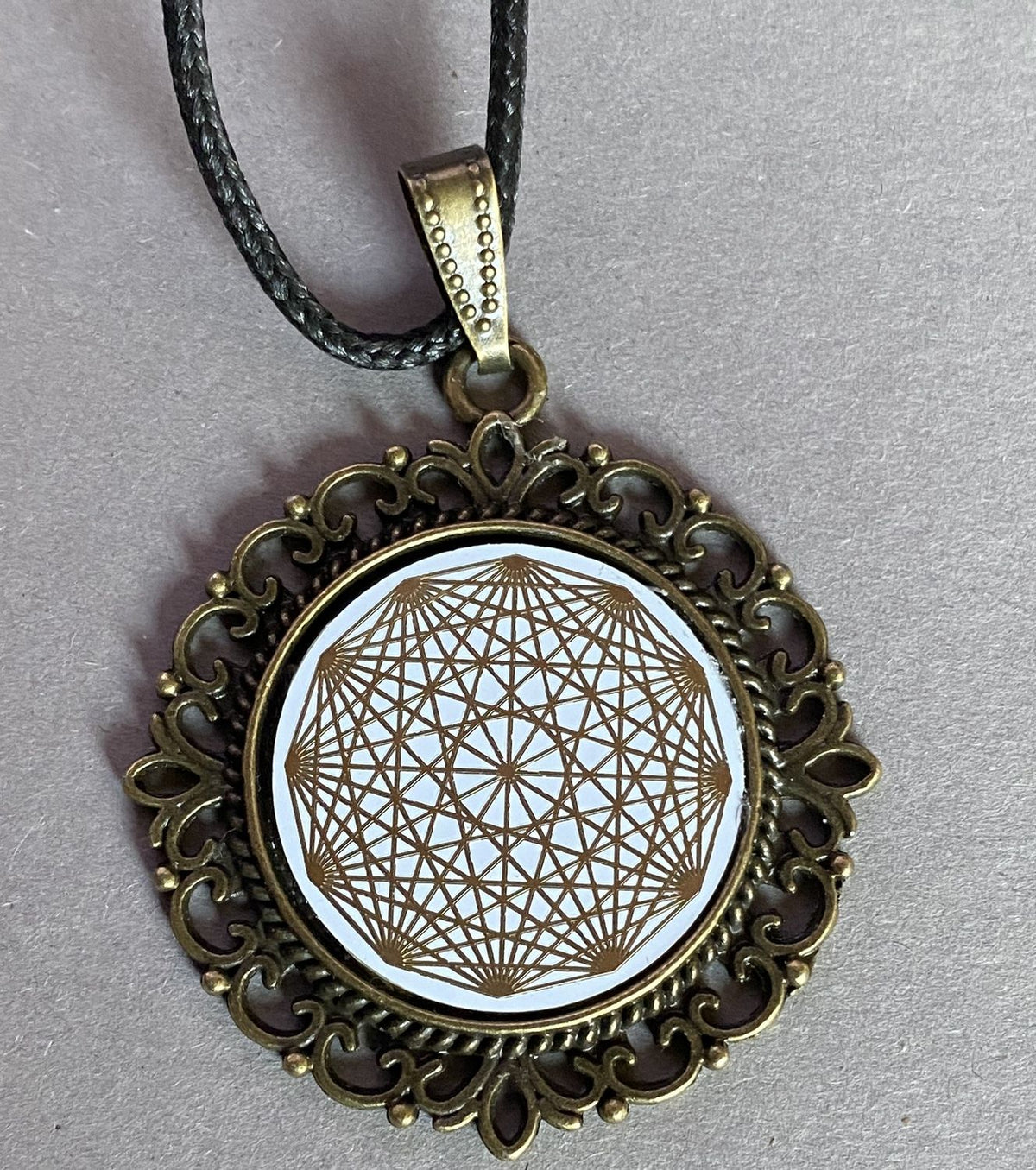 Amulett – Dodecagram als weisser 25 mm Coin – Dodecagram – 25 mm / goldlegiert / Fassung bronzefarben – Produktansicht 1