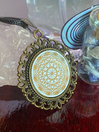 Amulett – Dodecagram als weisser 25 mm Coin – Dodecagram – 25 mm / goldlegiert / Fassung bronzefarben – Produktansicht 1
