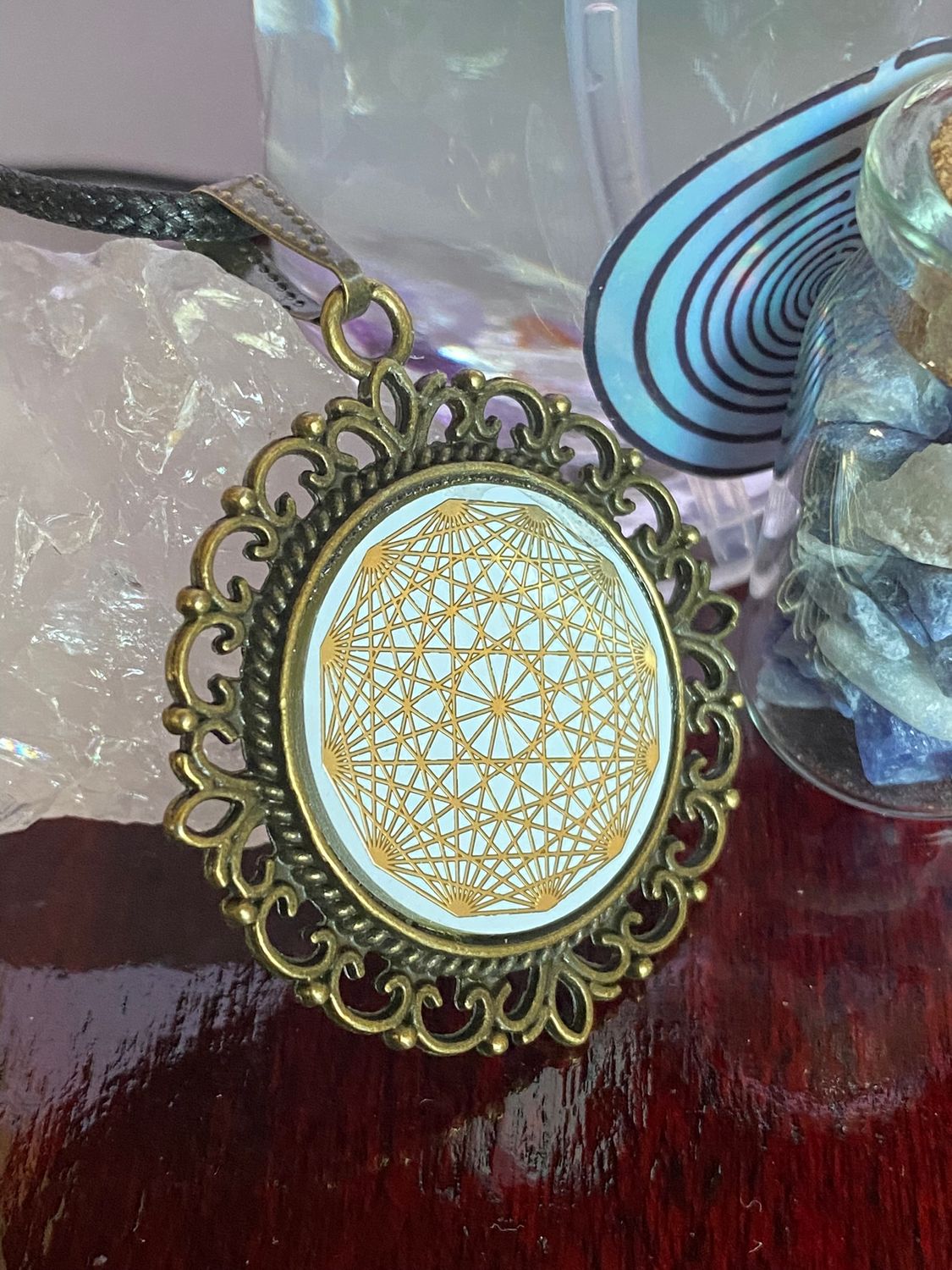 Amulett – Dodecagram als weisser 25 mm Coin – Dodecagram – 25 mm / goldlegiert / Fassung bronzefarben – Produktansicht 1