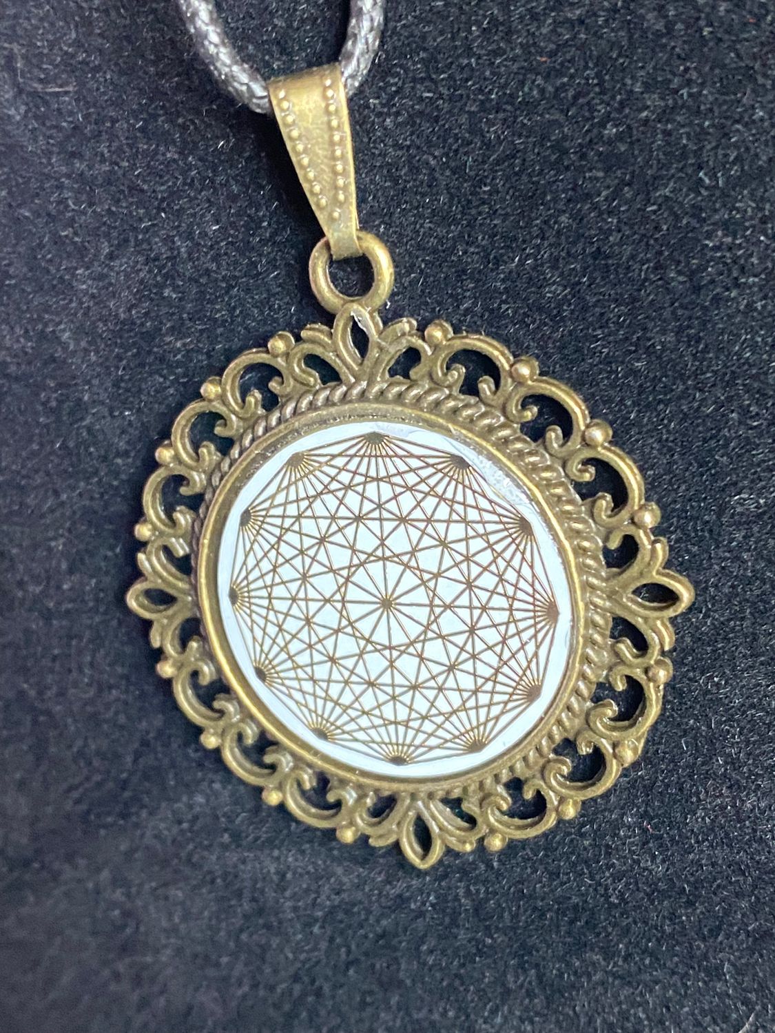 Amulett – Dodecagram als weisser 25 mm Coin – Dodecagram – 25 mm / goldlegiert / Fassung bronzefarben – Produktansicht 1