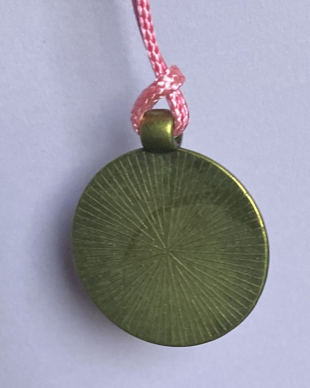 Amulett – bronzefarben, Lakhovsky MWOn Symbol, Disc in schwarz 25 mm, zinnlegiert, kupferunterlegt – Produktansicht 1