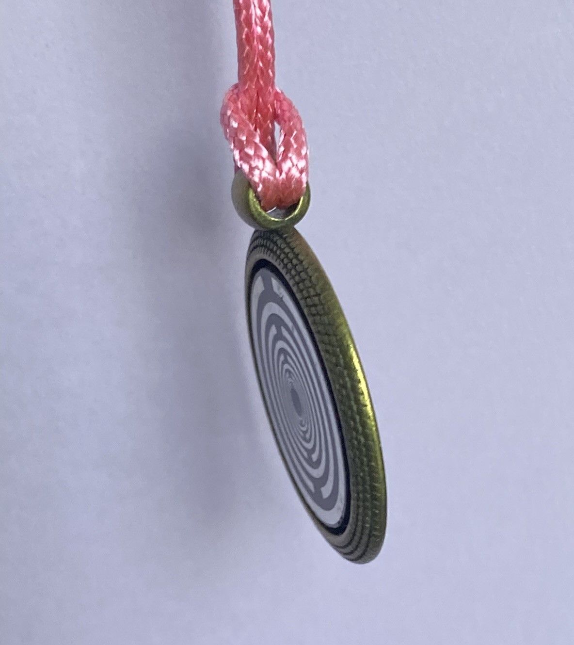 Amulett – bronzefarben, Lakhovsky MWOn Symbol, Disc in schwarz 25 mm, zinnlegiert, kupferunterlegt – Produktansicht 1