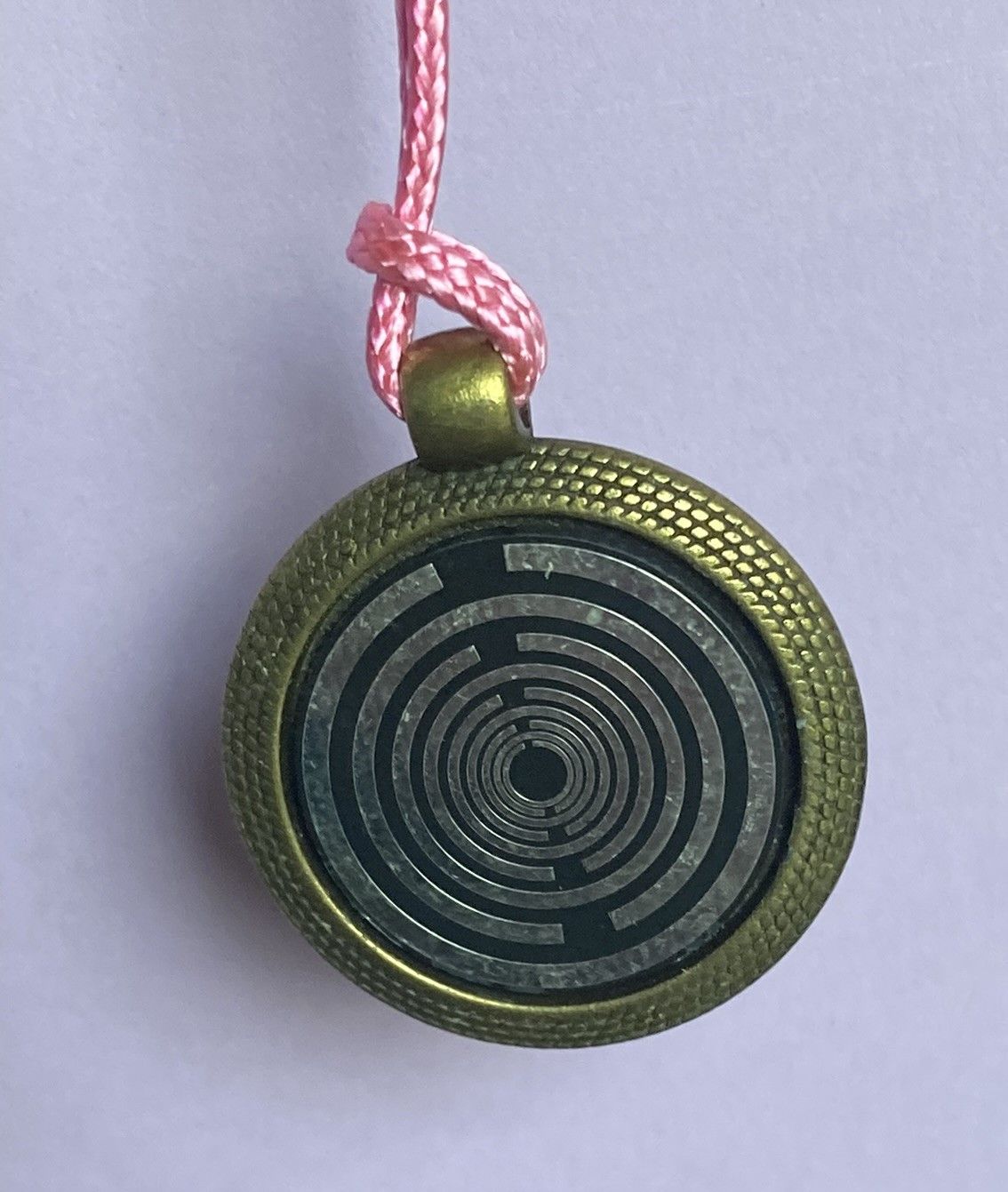 Amulett – bronzefarben, Lakhovsky MWOn Symbol, Disc in schwarz 25 mm, zinnlegiert, kupferunterlegt – Produktansicht 1