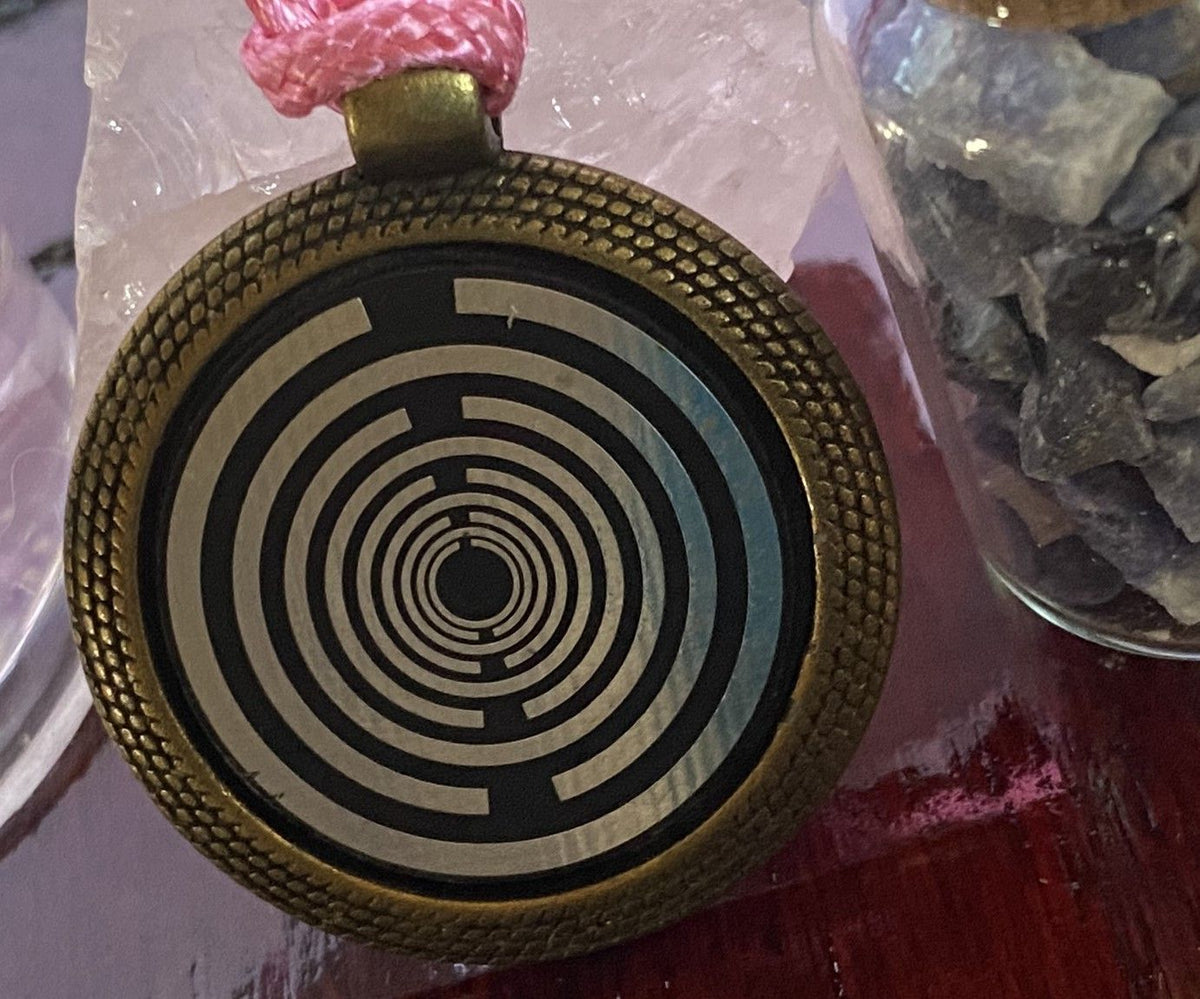 Amulett – bronzefarben, Lakhovsky MWOn Symbol, Disc in schwarz 25 mm, zinnlegiert, kupferunterlegt – Produktansicht 1