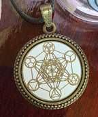 Amulett – bronzefarben, Metatron, Disc in weis 25 mm, goldlegiert, kupferunterlegt – Produktansicht 1