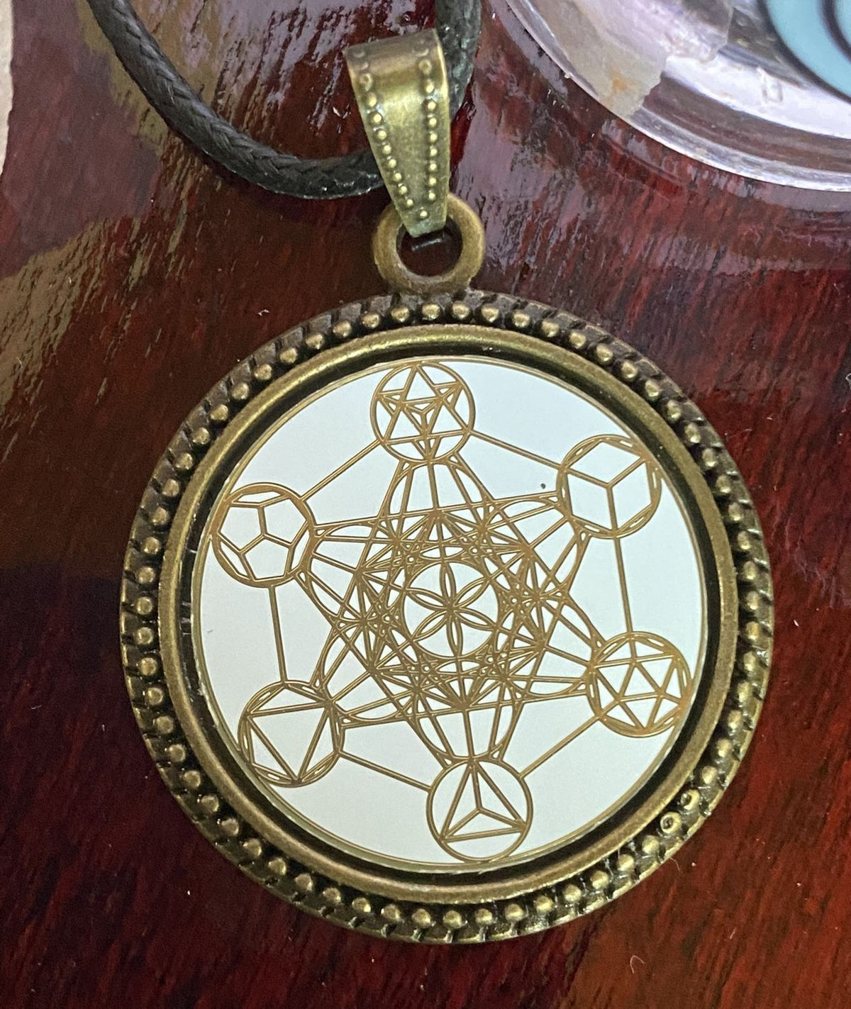 Amulett – bronzefarben, Metatron, Disc in weis 25 mm, goldlegiert, kupferunterlegt – Produktansicht 1