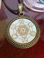 Amulett – bronzefarben, Metatron, Disc in weis 25 mm, goldlegiert, kupferunterlegt – Produktansicht 1