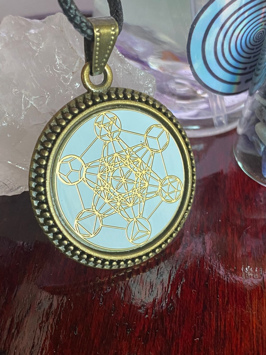 Amulett – bronzefarben, Metatron, Disc in weis 25 mm, goldlegiert, kupferunterlegt – Produktansicht 1