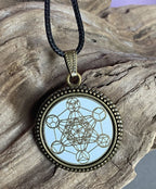 Amulett – bronzefarben, Metatron, Disc in weis 25 mm, goldlegiert, kupferunterlegt – Produktansicht 1