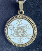 Amulett – bronzefarben, Metatron, Disc in weis 25 mm, goldlegiert, kupferunterlegt – Produktansicht 1