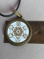 Amulett – bronzefarben, Metatron, Disc in weis 25 mm, goldlegiert, kupferunterlegt – Produktansicht 1