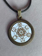 Amulett – bronzefarben, Metatron, Disc in weis 25 mm, goldlegiert, kupferunterlegt – Produktansicht 1