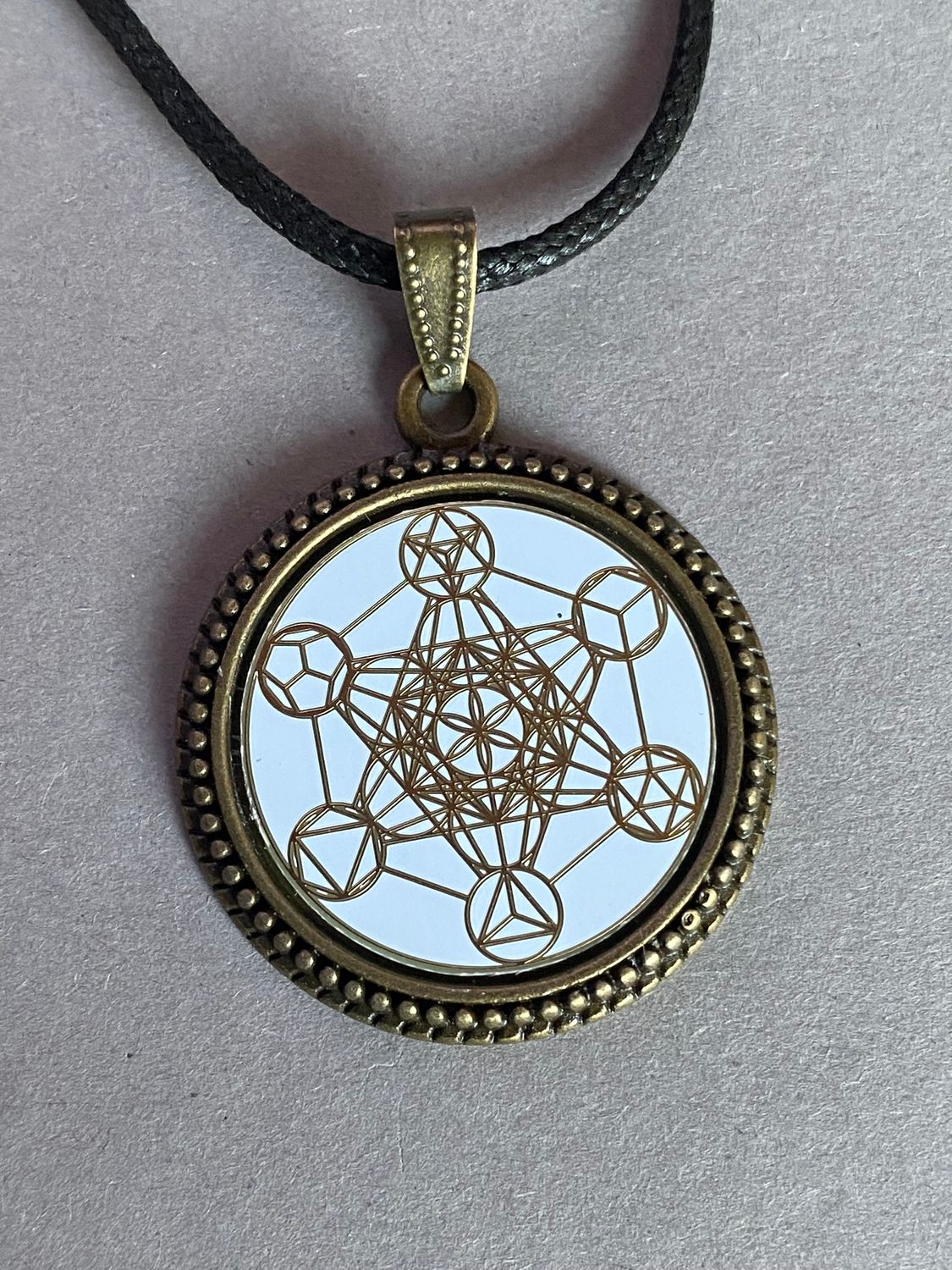 Amulett – bronzefarben, Metatron, Disc in weis 25 mm, goldlegiert, kupferunterlegt – Produktansicht 1